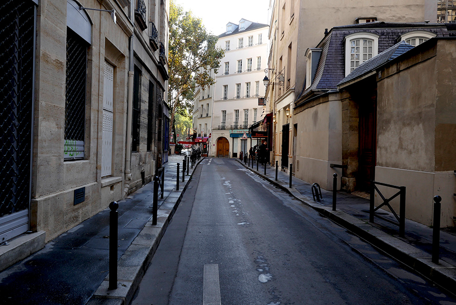 Wander back streets of Paris 